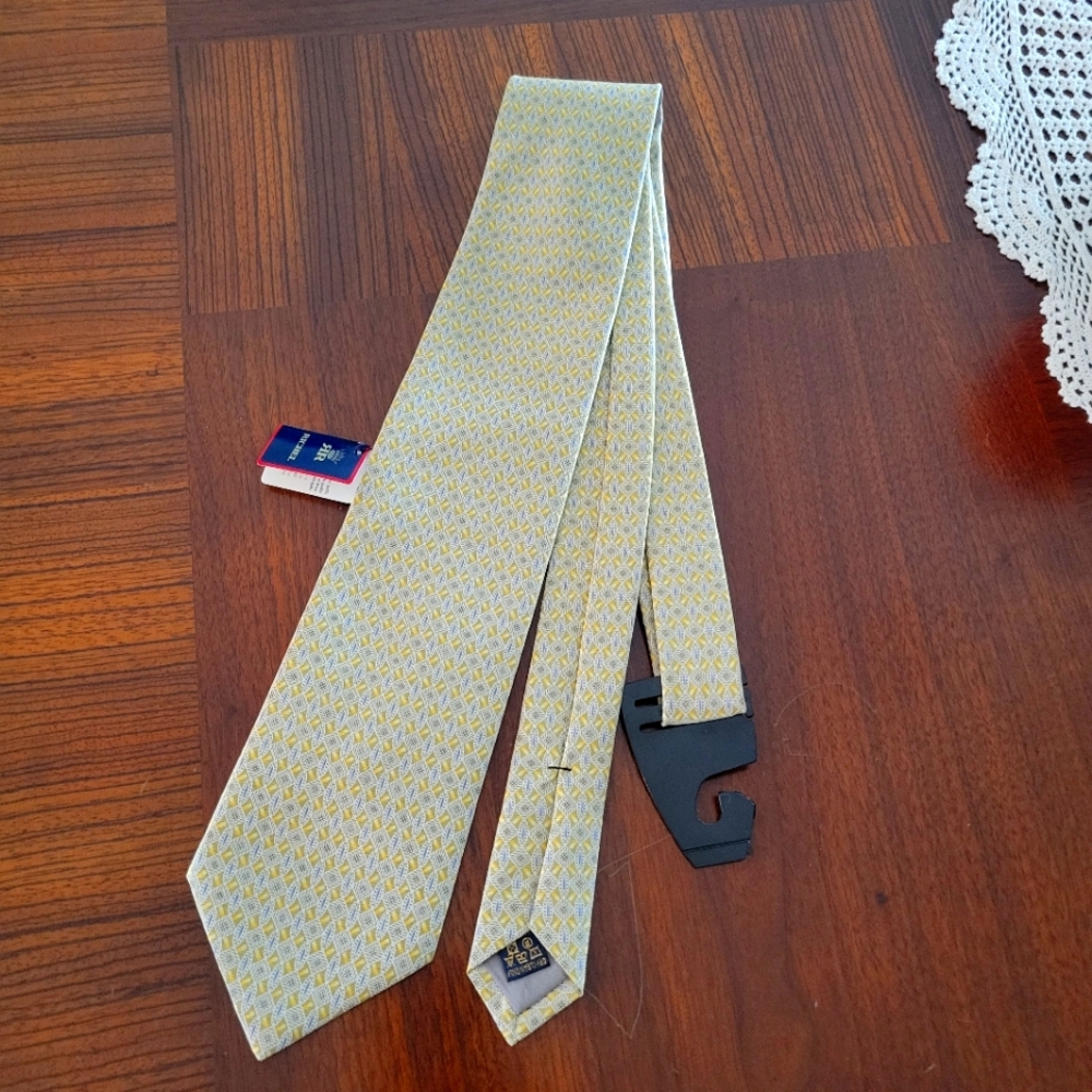 BRAND NEW WITH TAG 100%SILK MAN'S TIE BY RICHEL